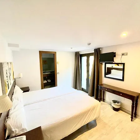 Aston Hotel 3*